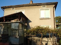 A Spaceous House At The Seaside